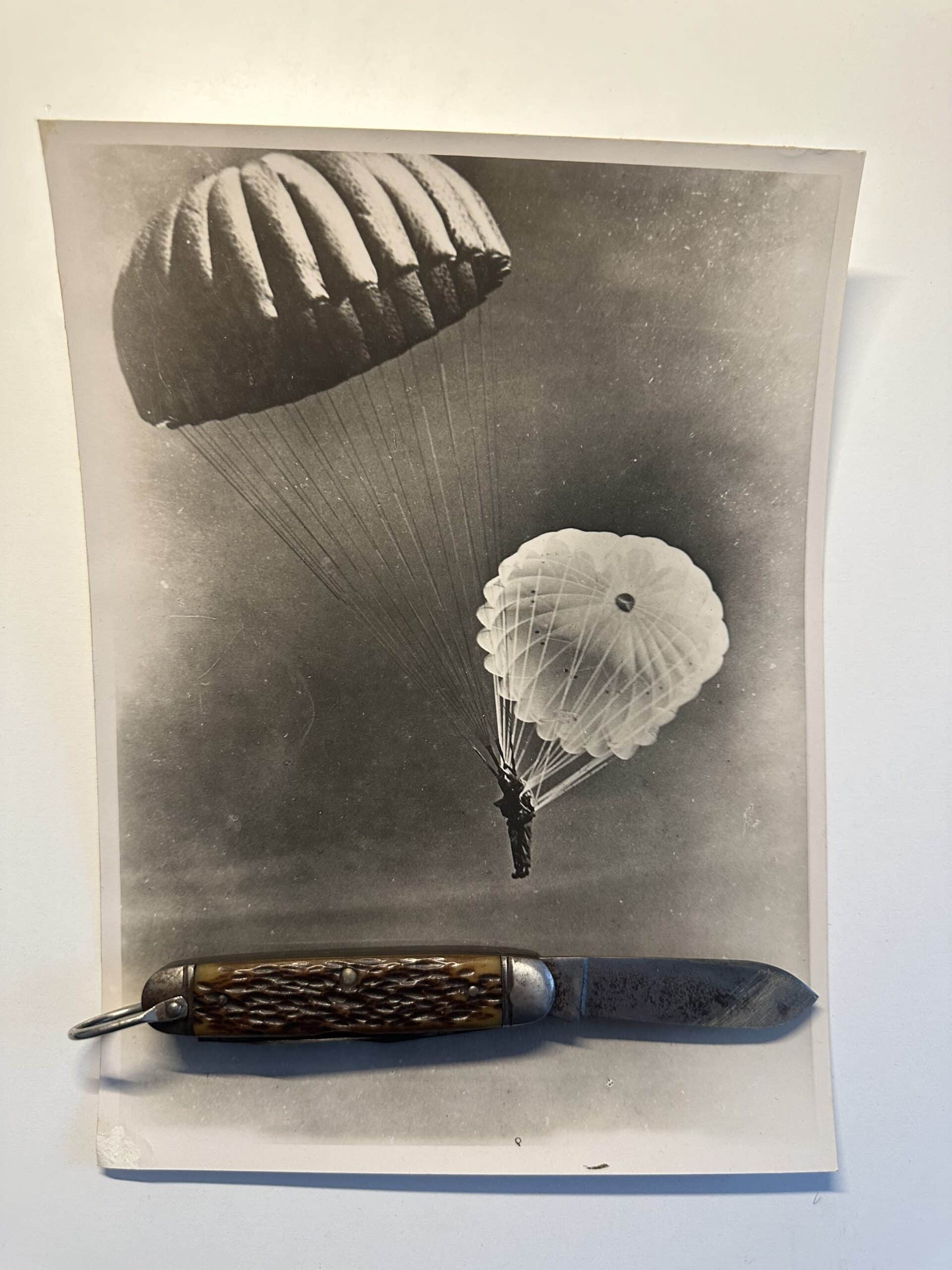 (Français) Photographie d'un soldat à l'entrainement, parachute T5 américain