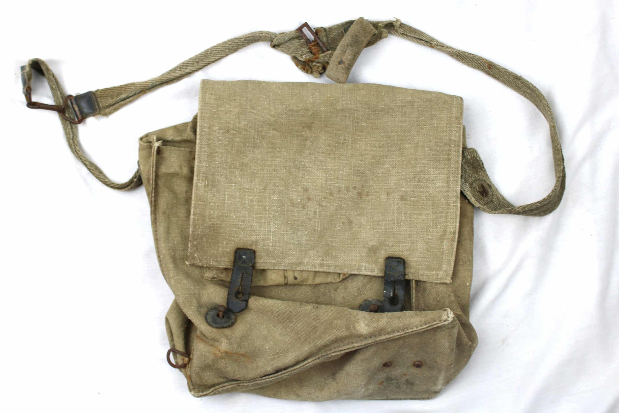 Musette de masque Anti-gaz Italien trouvé en Corrèze